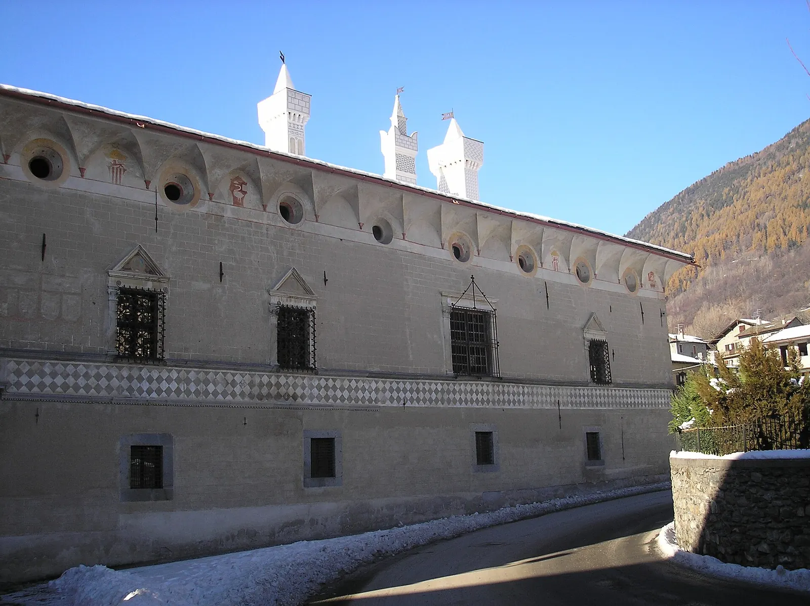 La facciata rinascimentale di Palazzo Besta a Teglio con le montagne sullo sfondo